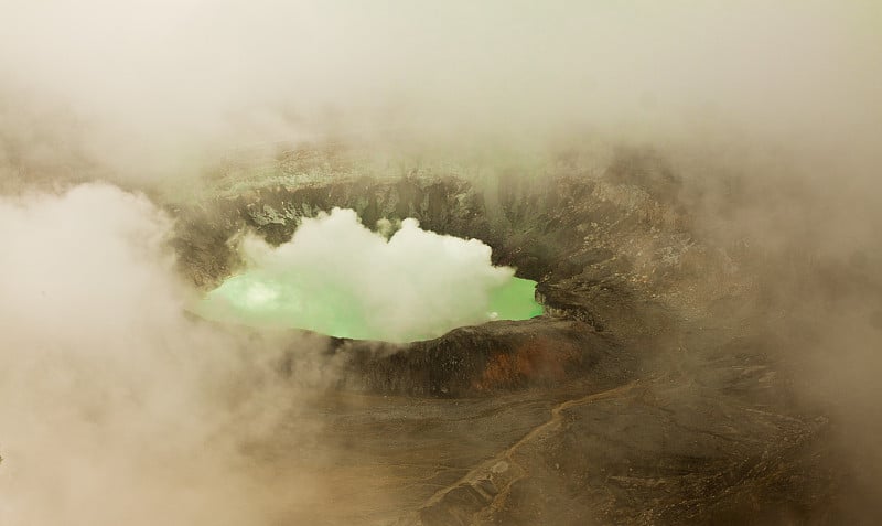 Poas火山与绿色烟雾