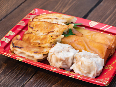 日本饺子、烧麦和蛋卷。超市里出售的小菜。