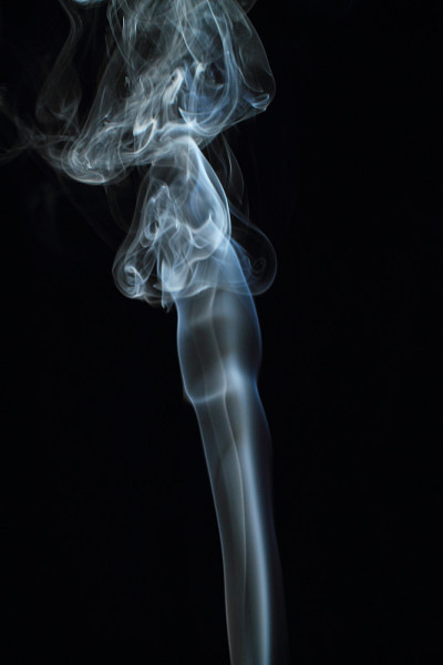 黑色背景上的白色烟雾纹理