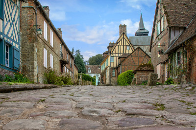 杰布罗伊村街和半木房子。庇卡底地区。Hauts-de-France