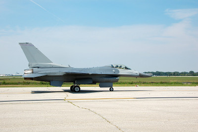 F-16战斗机在跑道上