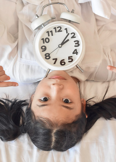 亚洲女童在床上睡不着，晚上在卧室里遭受失眠(睡眠障碍)