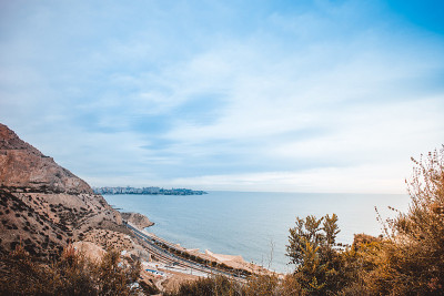 西班牙阿利坎特的山景和海景。瓦伦西亚地区