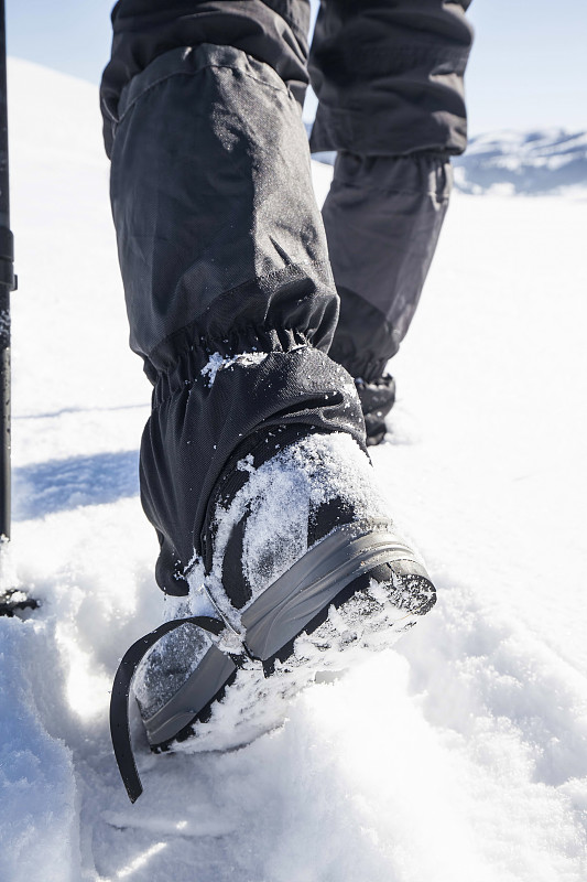 冬天的徒步靴在雪道上