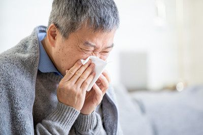老亚洲人感冒了