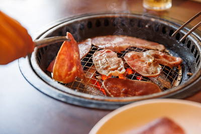 在木炭上烧烤的美味肉