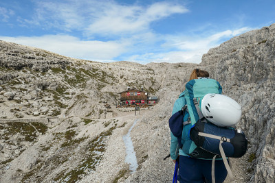 Oberbachernspitze -一个女人徒步旅行在一个高和荒凉的山在意大利白云石。