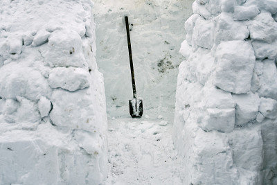 铲子站在雪砖做的雪屋冰屋里