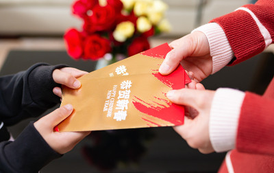 妈妈在家里给儿子红包——春节快乐