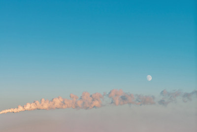 天空中从烟囱中冒出的水平浓烟。大气中的浓雾在月球背景与复制空间。环境污染。有害烟雾从城市上空升起。有