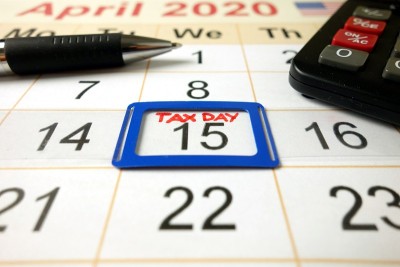 显示日期2020年4月15日的月历，用钢笔和计算器标记为纳税日