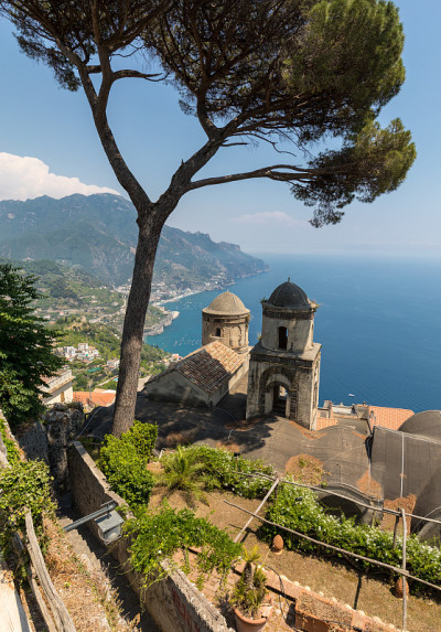 从Villa Rufolo, Ravello, Campania, Italy俯瞰萨莱诺湾