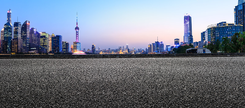 晚上上海的柏油路和城市天际线