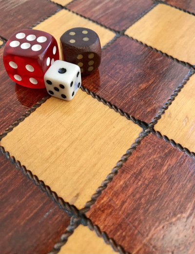 棋盘上的三个骰子。伟大的比赛。