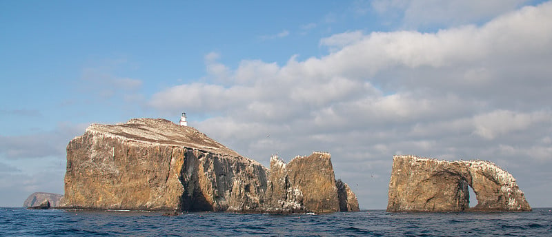 阿纳卡帕岛的拱门和灯塔在海峡群岛国家公园从美国加州圣巴巴拉离岸