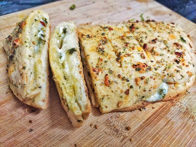 现烤蒜蓉面包加调味料