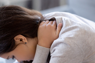 近距离观察年轻的白人妇女遭受颈部疼痛
