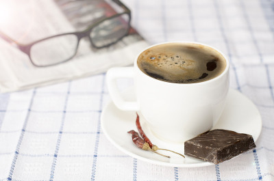一杯咖啡，玻璃杯，报纸