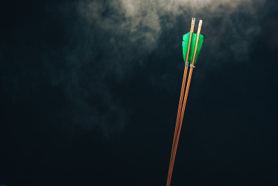 两个木箭。美丽的烟雾的背景。中世纪的武器都是手工制作的。