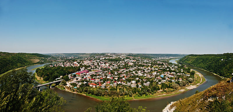 小城市全景，半岛与河流