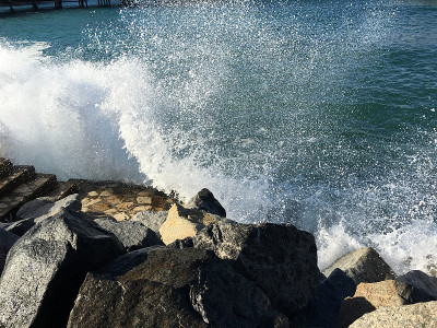 冬季雷东多海滩码头的海浪