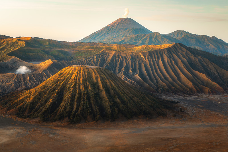 布罗莫山，当日出是轻雾和天空是美丽的。烟雾从火山口升起。印度尼西亚腾格里塞缪国家公园。