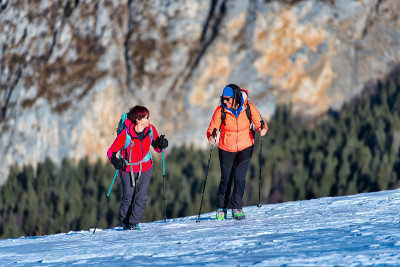 一对友好的女人在雪山徒步旅行