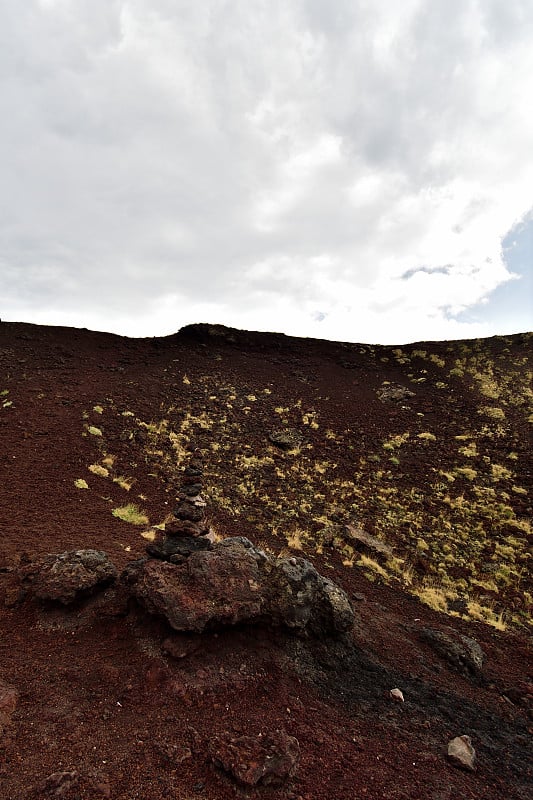 岩石堆积在埃特纳火山的西尔维斯特里火山口之一