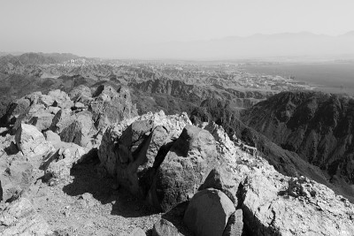 埃拉特市的山脉和红海景色B&W。