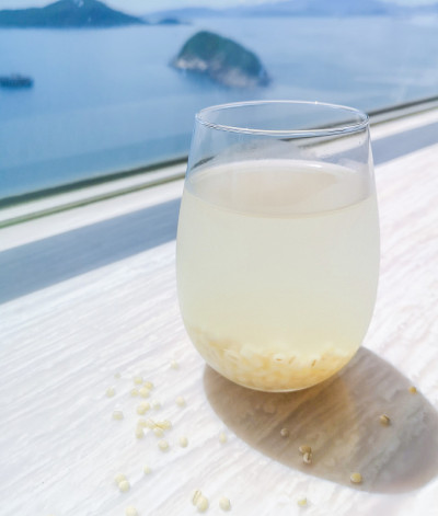 以海景为背景，自制未经过滤的大麦水