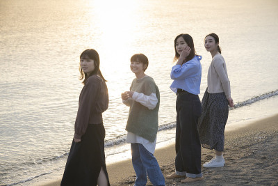 4女人望着远处的风景