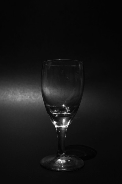 黑色背景上的空迷你酒杯