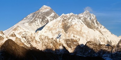 珠穆朗玛峰和洛子山