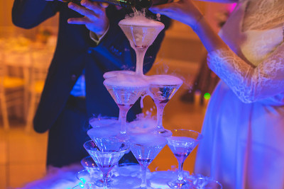 酒杯上的酒精饮料以金字塔形排列，美丽的金字塔线条将不同颜色的酒精鸡尾酒与香槟放在婚礼宴会、餐饮宴会的