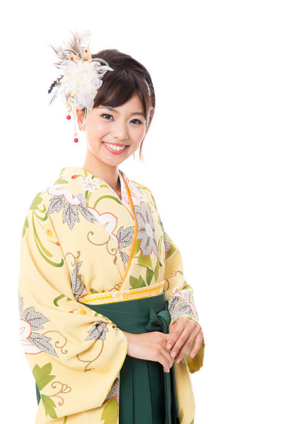 迷人的亚洲女人穿着袴孤立在白色背景