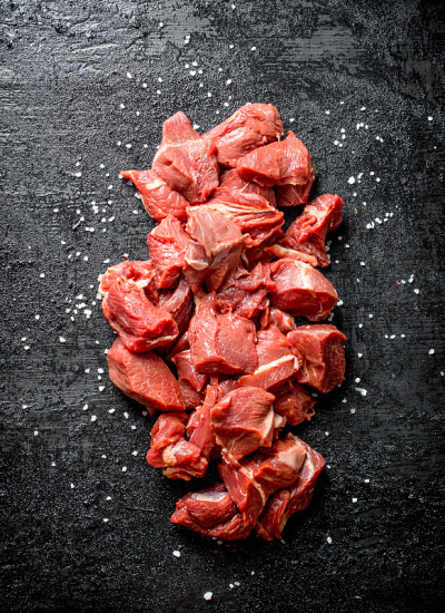 生牛肉片加盐粒。