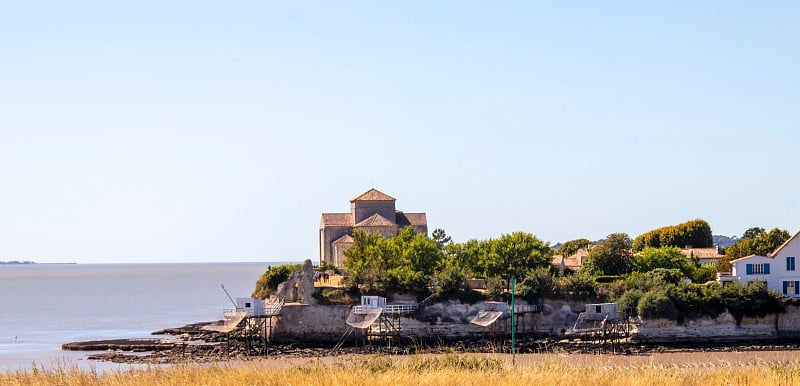 Talmont-sur-Gironde。圣拉德贡教堂和钓鱼瓦。Charente-Maritime。新