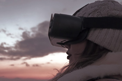 特写亚洲女人与VR由美丽的天空