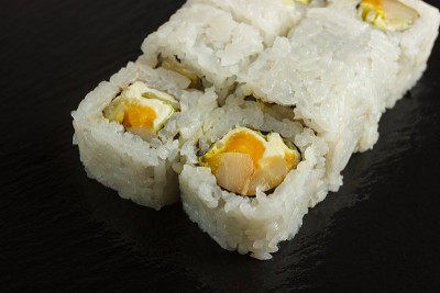 日本料理:一套鲑鱼寿司和鲑鱼鳗鱼卷