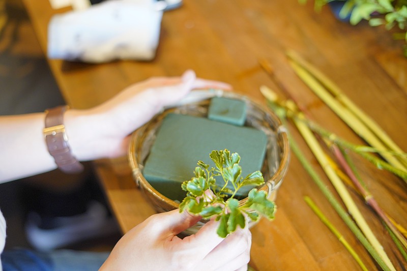 抓拍插花车间装饰鲜花和绿色植物的照片