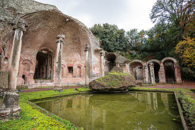 古水池被称为Canopus，在Villa Adriana(哈德良的别墅)被希腊雕塑包围，在Tivol