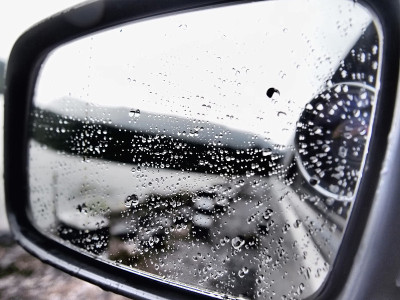 雨点散在后视镜上。