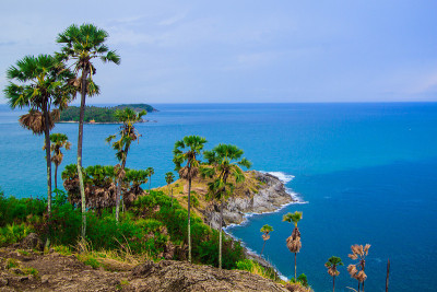 Phromthep海角是一座岩石山