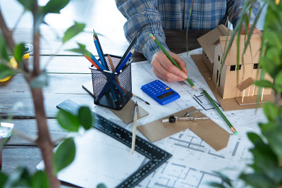 建筑师的工作场所-施工图，比例模型和工具。现代住宅设计，房地产概念。