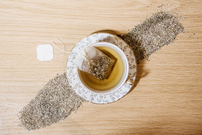 茶杯里面有一个甘菊茶包。桌上的药草