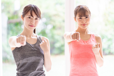 迷人的亚洲女性在客厅锻炼