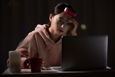 一个年轻的亚洲女人半夜在家工作