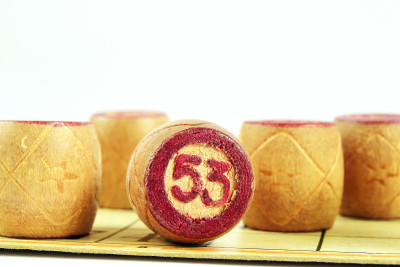 家庭棋盘游戏乐透。白色背景上编号为53号的木桶