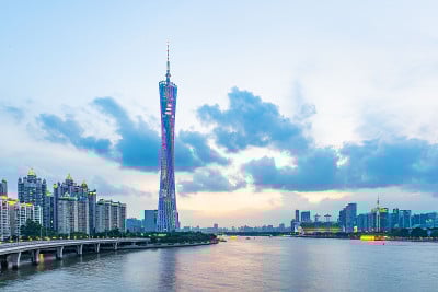 傍晚时分，中国广州珠江两岸的建筑和城市天际线景色