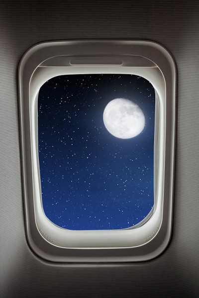 夜空。从飞机窗口观看